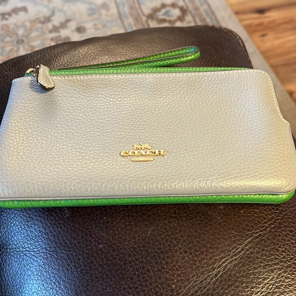EUC Authentic Coach Two-Tone Wristlet Kelly Green and gray 5X8 - Picture 5 of 7